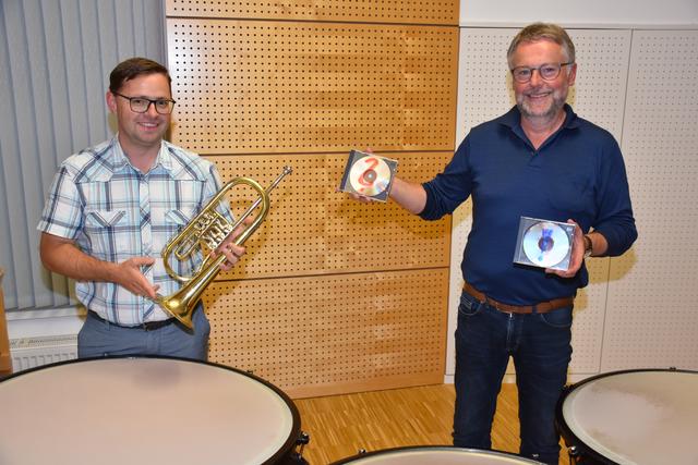 Bezirksobmann des Blasmusikverbandes Perg Erhard Meindl, rechts, mit Bezirks-Kapellmeister Erwin Haderer.