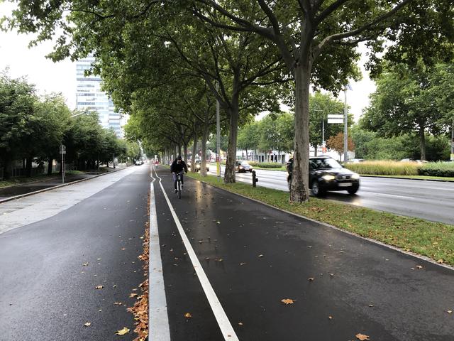 Fußgängerinnen und Fußgänger und jene, die mit dem Rad unterwegs sind, begegnen einander nun weniger häufig.