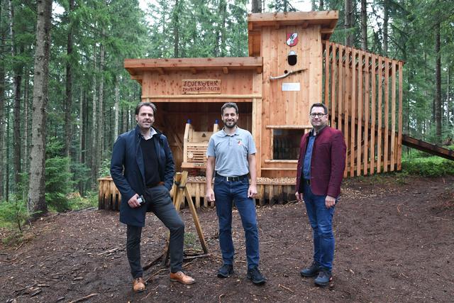 Reinhard Wieser (Geschäftsführer Alpbacher Bergbahnen), Feuerwehr Kommandant Matthias Gschösser und Markus Kofler (Geschäftsführer Alpbachtal Tourismus) bei der offiziellen Übergabe des Feuerwehrhauses. | Foto: Alpbachtal Tourismus/Grießenböck