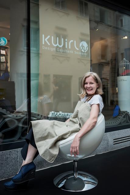 Grazer Institution: Iris Kastner vor ihrem "Kwirl"