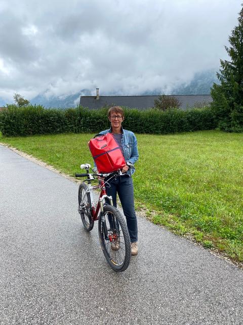 Landtagsabgeordnete Sabine Promberger (SPÖ) mit ihrem „roten Rucksack“. | Foto: SPÖ Gmunden