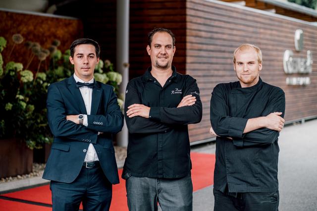 Kevin Baumgartner, Küchenchef Peter Reithmayr und Sous Chef Jan Eggers | Foto: Chris Perkles