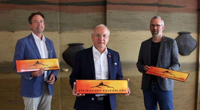 Jury-Vorsitzender Christian Krotscheck, Vulkanland-Obmann Josef Ober, Vulkanland-Geschäftsführer Michael Fend (v.l.) laden zum Mitmachen und Einreichen ein. | Foto: WOCHE