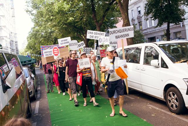 Bei der Performance "Pro-Vokation auf der Wohnstraße" begleitet der Wiener Beschwerdechor am Autofreien Tag, dem 22. September, Autofahrer durch die Blumen-Wohnstraße.  | Foto: Renee Del Missier