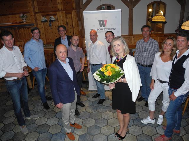Der neu gewählte Obmann Johannes Utner (3.v.l.) mit v.l.n.r. Bgm. Christian Macho, Martin Graf, Andreas Marquardt, Thomas Utner, Peter Bosezky, Sean Parrer, Maria Bendl, Gerhard Frei, Olga Zach und WB-Bezirksobmann Jarko Ribarski | Foto: ERWIN BENDL