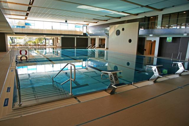 Nur 100 Besucher dürfen sich heuer gleichzeitig im Hallenbad befinden. In der Sauna ist die Besucherzahl auf 40 beschränkt.  | Foto: Blum