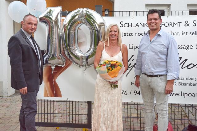 Susanne Riedler feiert 10 Jahre Lipo &amp; More. Alexander Fritsch und Günter Trettenhahn gratulierten im Namen der Marktgemeinde Bisamberg. | Foto: Lipo &amp; More