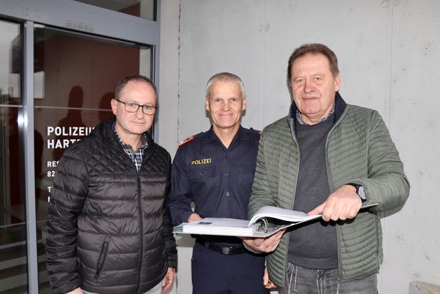 Fahndungserfolg: Bezirkspolizeikommandant Oberstleutnant Martin Spitzer (Mitte) gratulierte den Gruppeninspektoren Josef Gruber (r.) und Florian Schantl. | Foto: Alfred Mayer