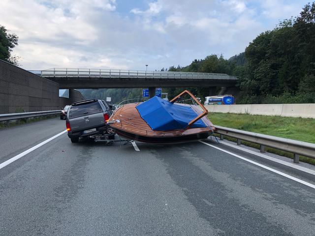 Ein Pkw-Lenker aus Regensburg (BRD) mit einem Anhänger hatte am Sonntagvormittag auf der Inntalautobahn A12 bei Angath eine etwas größere "Panne".  | Foto: ZOOM.Tirol