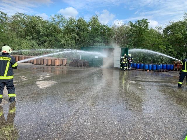 Die Feuerwehren Müllendorf, Großhöflein und Steinbrunn wurden gestern zu einem Brand beim UDB Großhöflein gerufen.