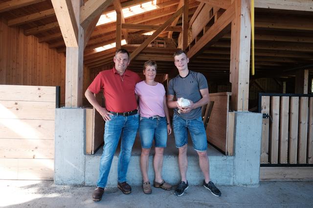 Christian, Uschi und Mathias Knoflach aus Mils haben sich auf die Zucht von Lamm und Huhn spezialisiert. Durch die hauseigene Schlachtung gibt es keine langen Transportwege. | Foto: Michael Kendlbacher