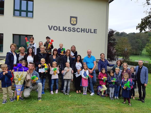 Bürgermeister Reinhard Jud-Mund und Vizebürgermeisterin Monika Pock wünschen den Anfängern alles Gute und viel Spaß beim Lernen. | Foto: Gemeinde Neuhaus/Klausenbach