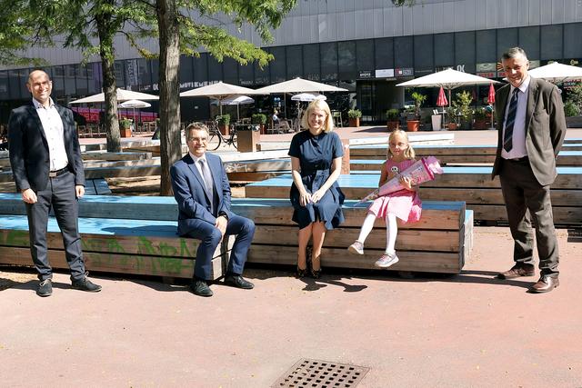 von links: Stefan Pirc, Direktor VS 8 Linz Goetheschule, Werner Schlögelhofer, Leitung Bereich Pädagogischer Dienst, Landeshauptmann-Stellvertreterin Christine Haberlander (dazwischen Schulanfängerin Elisabeth) und Bildungsdirektor Alfred Klampfer informierten am 9. September über die Neuerungen zum Schulbeginn in Oberösterreich. | Foto: Land OÖ/Gerstmair