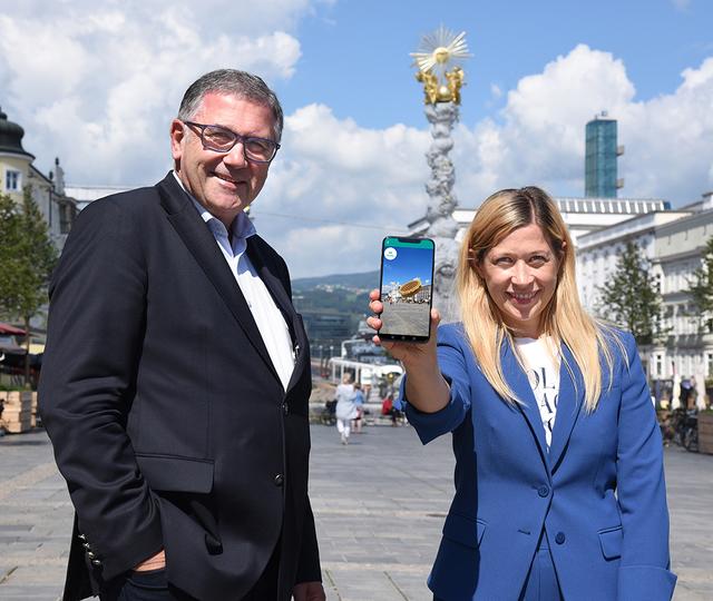 von links: Tourismusdirektor Georg Steiner und Stadträtin Doris Lang-Mayerhofer präsentieren die weiterentwickelte Visit-Linz-App. | Foto: Stadt Linz