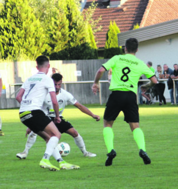 St. Peter-Kapitän Klaus Mednitzer (Mitte) traf zum 0:1, links Markus Schnedl sowie der Pölser Martin Strauss.