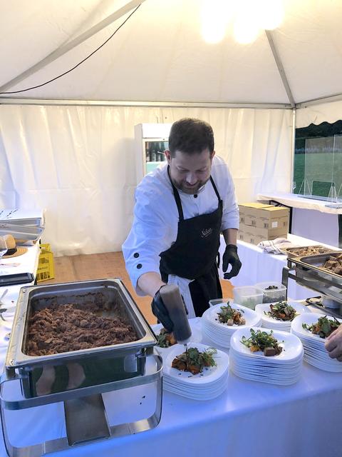 Michael Nährer verwöhnte mit "zupter Sau, Kürbis, Bauernbrot und Kresse". | Foto: Doris Necker