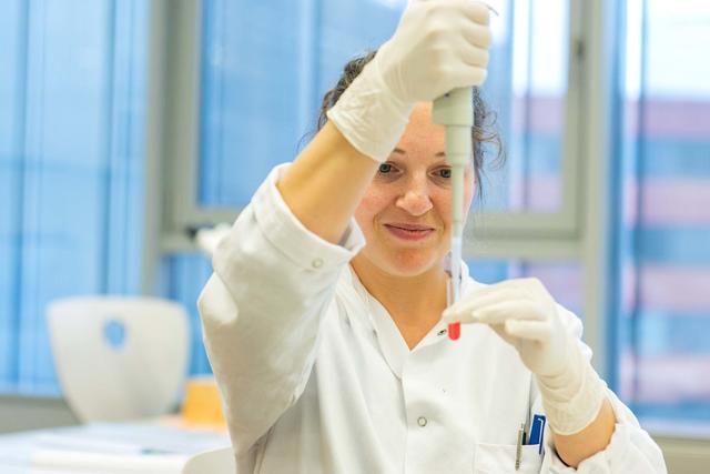 Biomedizinische Analytik: für die 18 Studienplätze haben sich heuer 76 Interessierte beworben. | Foto: FH Salzburg/Wildbild