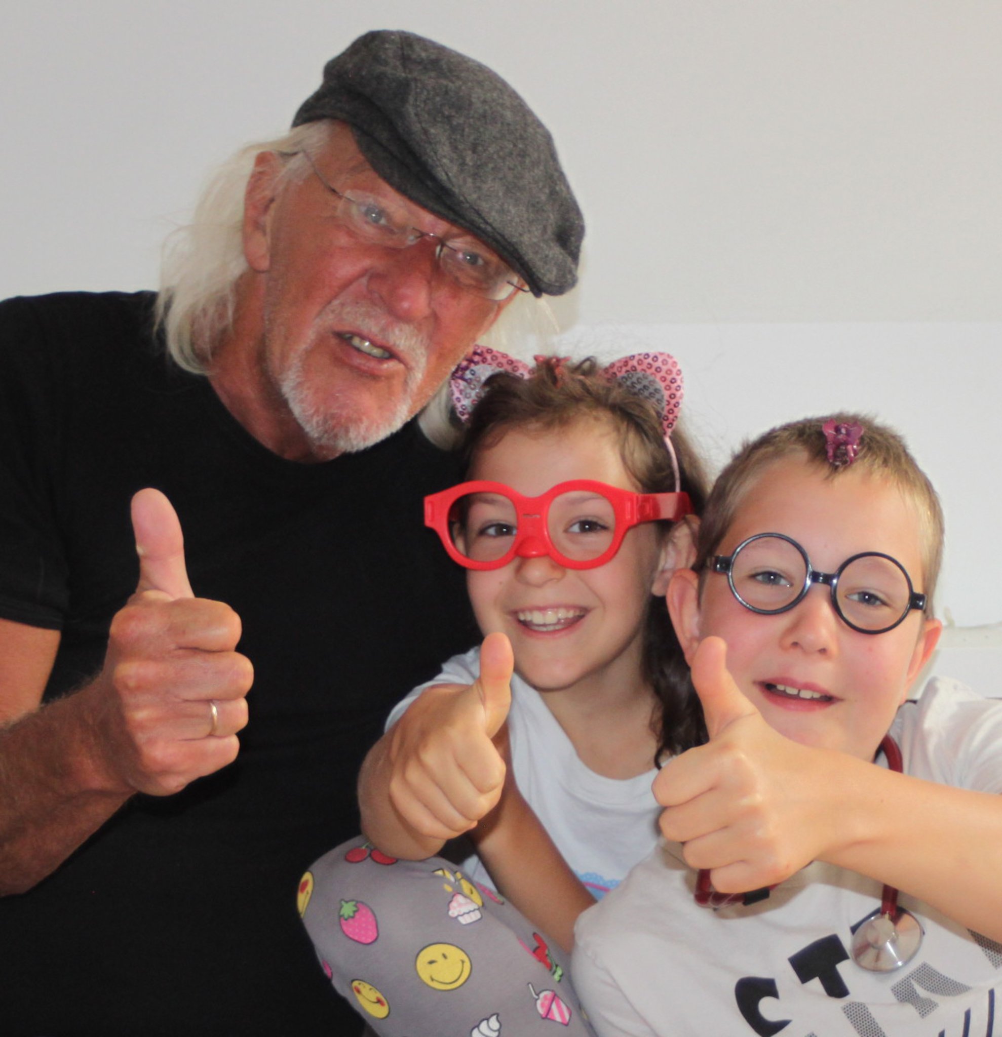 Geschichten von Opa und den Enkelkindern erscheinen als ...