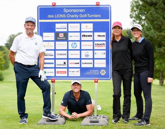 Von links: Ein erfolgreicher Flight vor der Sponsorentafel. Josef Harsch, Stefan Dinges, Silvia Zeilinger, Lisa
Nowak. | Foto: Ludwig Pullirsch