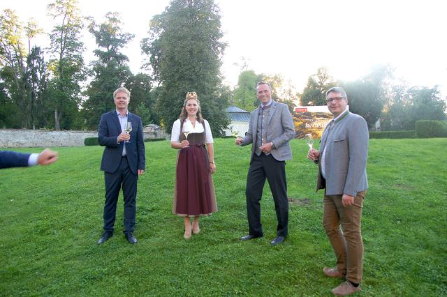 GF Michael Duscher, Weinkönigin Diana I., Landesrat Danninger  | Foto: Doris Necker