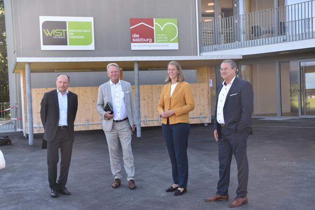 Landesrätin Andrea Klambauer besichtigt das neue Studentenwohnheim in Rif, (v.l.): ) Günther Leitgöb (Berufsgruppensprecher d. Gewerblichen Bauträger), Markus Sturm (Obmann Stv./GSWB), Landesrätin Andrea Klambauer, Stephan Gröger (Obmann d. Österreich. Verbandes gemeinnütziger Bauvereinigungen Landesgruppe Salzburg) | Foto: Martin Schöndorfer