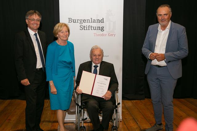 Den Preis der Kery-Stiftung nahm Walter Dujmovits mit seiner Frau Helene von Landeshauptmann Hans Peter Doskozil und Stiftungsvorstand Michael Gerbavsits (links) entgegen. | Foto: Kery-Stiftung