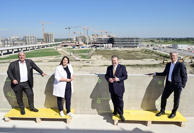 Bezirksvorsteher Ernst Nevrivy, Stadträtin Kathrin Gaál, Bürgermeister Michael Ludwig (alle drei SPÖ), sowie 3420-Vorstand Gerhard Schuster (v.l.) luden zum offiziellen Auftakt für die Errichtung des neuen Viertels „Am Seebogen“.
  | Foto: PID/Christian Jobst