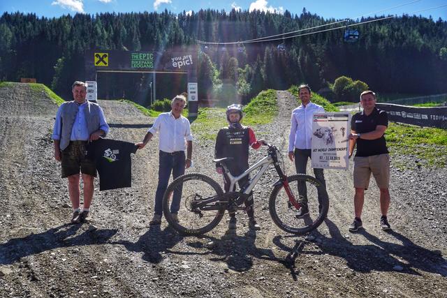 Werner Kogler freut sich mit den Veranstaltern und Österreichs Medaillenhoffnung Valentina Höll auf die bevorstehende WM. | Foto: Saalfelden Leogang Touristik