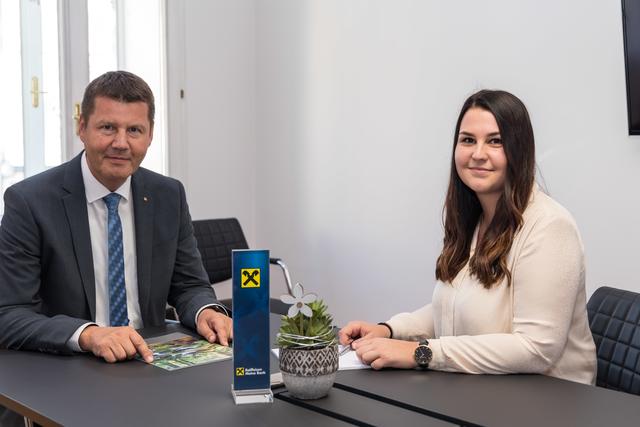 Sehr zufrieden mit der ehemaligen Friseurin Stephanie Ecker ist Direktor der Raiffeisenbank Region Rohrbach Ludwig Kapfer. | Foto: Alfred Hofer