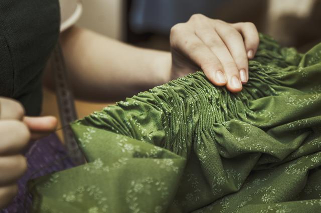 Nach Strich und Faden: Bei diesem Kurs lernst du, wie du dein eigenes Dirndl zaubern kannst.