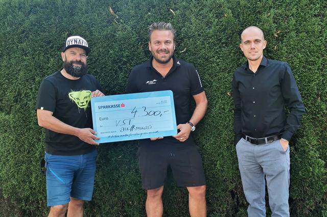 Harald Angerer überreichte den Scheck über 4.300 Euro an den Vertreterstammtisch.