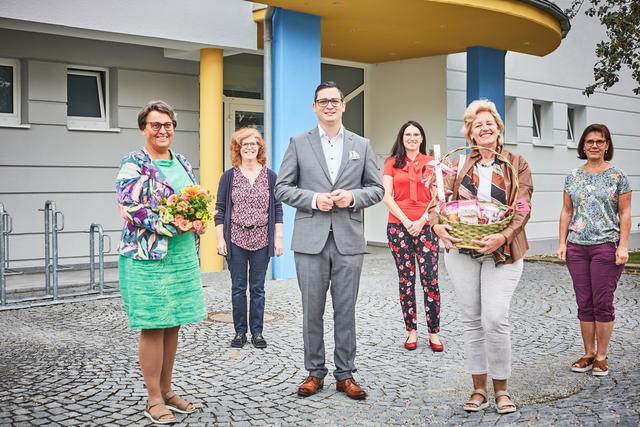 Sabine Lechner, Direktorin der VS Melk, VS Lehrerin Gabriele Nausch, Bürgermeister Patrick Strobl, VS Lehrerin Anja Gobec, Beatrix Leeb, Direktorin a.D. sowie VS Lehrerin Martina Lechner. | Foto: Stadt Melk/Franz Gleiß