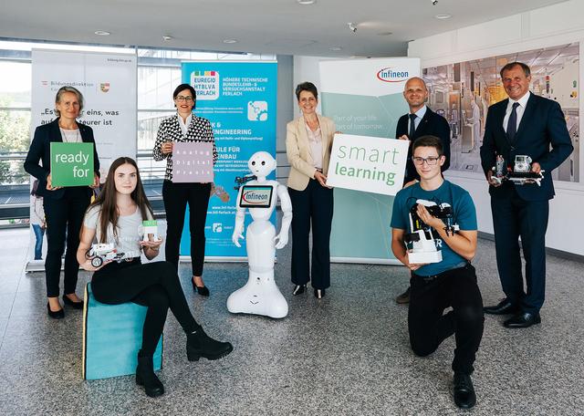 Die Smart Learning Klassen starten mit Zuwachs ins zweite Schuljahr (von links): Monika Grasser (Leiterin Fachrichtung „Robotik & Smart Engineering“ HTL Ferlach), Silke Bergmoser (Direktorin HTL Ferlach), Sabine Herlitschka (Vorstandsvorsitzende Infineon Austria), Robert Klinglmair (Kärntner Bildungsdirektor), Axel Zafoschnig (Bildungsregionsleiter), Infineon Roboter „Pepper“ umringt von zwei Schülern der HTL Ferlach.
