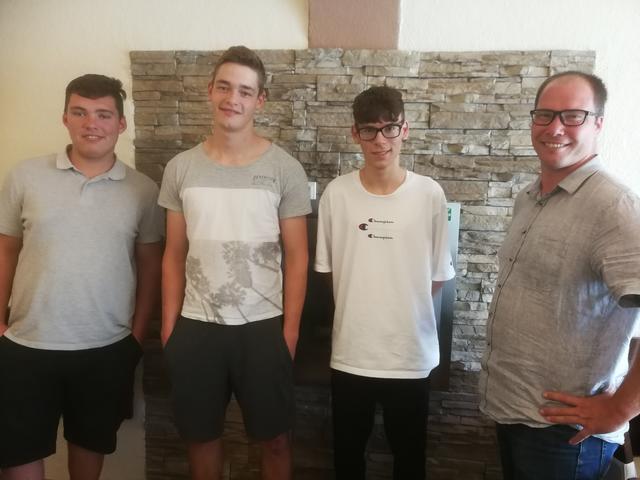 Fabian Hausmann, Mathias Herl, Niklas Piesel und Bürgermeister Martin Almstädter