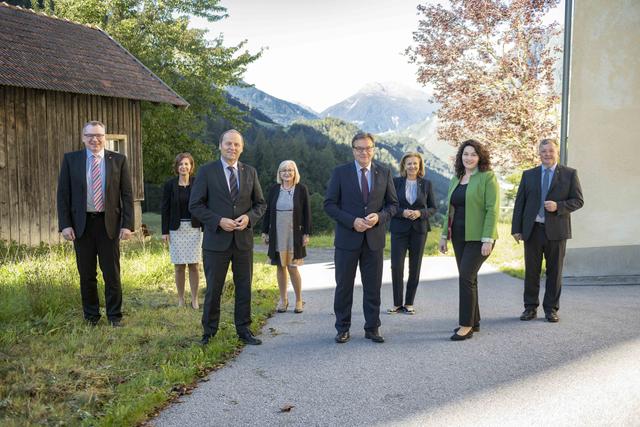 Regierungsklausur mit (erste Reihe v.li.): LHStv Josef Geisler, LH Günther Platter, LHStvin Ingrid Felipe; (zweite Reihe v.li.): LR Johannes Tratter, LRin Gabriele Fischer, LRin Beate Palfrader, LRin Patrizia Zoller-Frischauf und LR Bernhard Tilg.
© Land Tirol/Berger