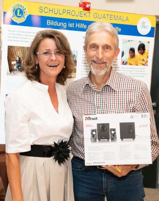 Judith Raab (Lionsclub Biophilia) und Franz Hehenberger vom Schulprojekt in Guatemala freuen
sich gemeinsam über den Geldbetrag für den Ausbau der Schulen. | Foto: Ludwig Pullirsch