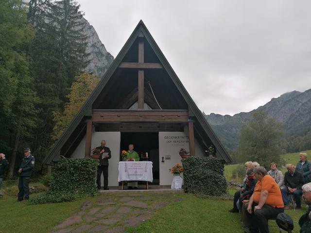 In der herrlichen Naturkulisse des Kaiserbachtales erlebten die Gläubigen eine von Diakon Hans Himberger stimmungsvoll zelebrierte Gedenkfeier für alle Bergtoten im Wilden Kaiser     | Foto: Sigi Baumann 