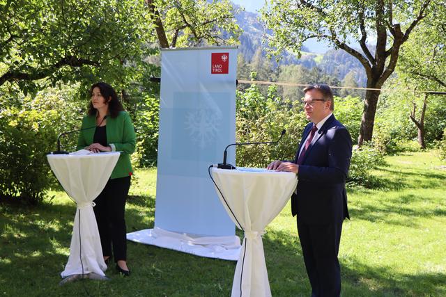 LH Günther Platter und LHStvin Ingrid Felipe bei der Pressekonferenz im Garten des Klösterles auf der Kronburg. | Foto: Othmar Kolp