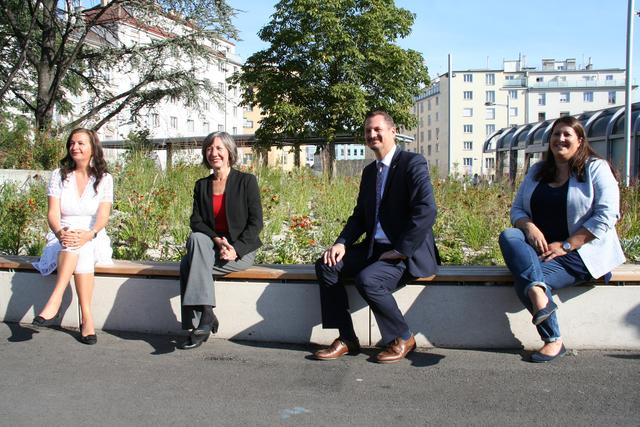 Sie eröffneten den neu gestalteten Reumannplatz: Stadträtin Kathrin Gaál, Bezirksvorsteher Marcus Franz, Vizebürgermeisterin Brigitte Hebein und Stadträtin Ulli Sima (vr).