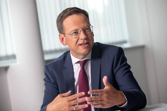 Klaus Kumpfmüller (50) ist seit August Vorstandsvorsitzender der Hypo OÖ. Er hat die Nachfolge des im November 2019 verstorbenen Generaldirektors Andreas Mitterlehner angetreten. Mit ihm bildet Thomas Wolfsgruber den Hypo OÖ-Vorstand.