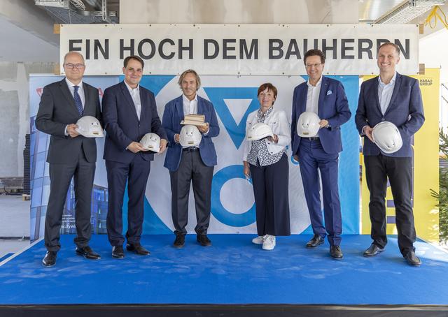 Bei der Gleichenfeier im Viertel Zwei (v.l.): Gerald Höninger (DYWIDAG), Walter Hammertinger (Value One), Michael Griesmayr (Value One), Gemeinderätin Waltraud Karner-Kremser (SPÖ), Hubert Wetschnig (HABAU), BV-Stv. Bernhard Seitz (Grüne)