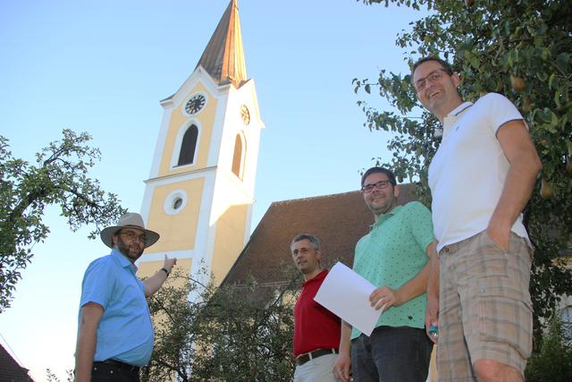 Etwas gezwungen lächeln Pastoralassistent Andreas Haider, Pfarrer Franz Wöckinger, Bernhard Prammer und Robert Wöss vom Finanz- und Bauausschuss: Die Heilung ihrer "Patientin" Pfarrkirche bereitete große finanzielle Sorgen.