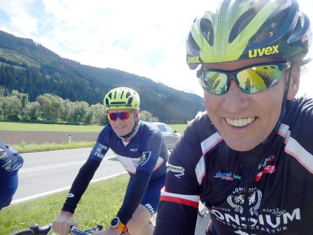 Ein Schnappschuss von der Ausfahrt: Franz Klammer (links) und Wolfgang Dabernig | Foto: Privat