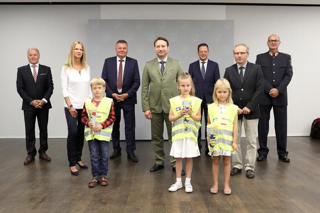v.l.: Dietmar Gruber (Wiener Städtische Versicherung), Marina Pree-Candido (AUVA), Landesrat Günther Steinkellner, Landeshautpmann-Stellverteter Manfred Haimbuchner, Klaus Kumpfmüller (Hypo OÖ), Landesrat Wolfgang Klinger, Klaus Scherleitner (Landespolizeidirektion) mit Alina, Julia und Oskar | Foto:  Land OÖ/ Daniel Mayer-Lamberg
