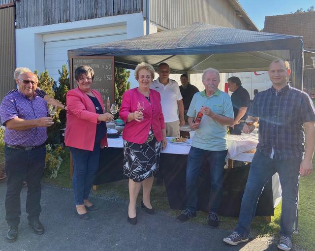Stießen an im Hof des Gasthofs Lang in Rauchwart: Vizebürgermeister Rudolf Ploy, Bürgermeisterin Michaela Raber, Landtagspräsidentin Verena Dunst, Josef Unger, Gastwirt Andreas Lang (von links). | Foto: Büro Dunst