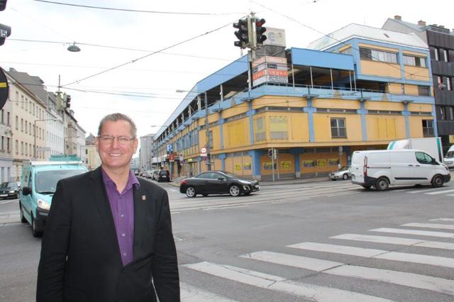 Bezirksvorsteher Georg Papi (SPÖ) ist sichtlich erfreut über den Abriss der Bauruine "Einkaufsspitz".  | Foto: BV21