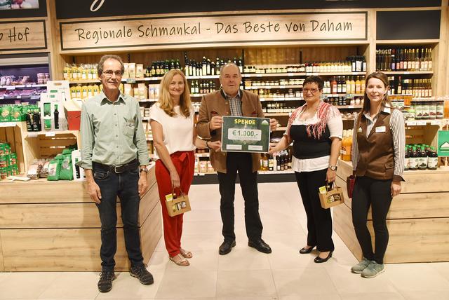 Spendenübergabe: Genussmarkt-Leiter Werner Stimpfl, Sabine Greiner, Lagerhaus Lavanttal Obmann Anton Heritzer, Petra Griengl und Marktleiter-Stellvertreterin Daniela Klug (von links) | Foto: Koller