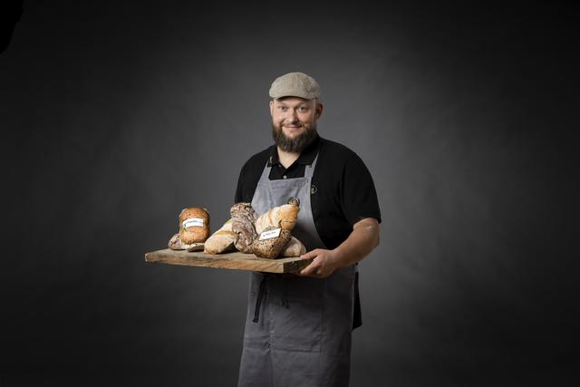 Michael Mann präsentiert das vielfältige Brotsortiment der "BROTestwochen" | Foto: Der Mann