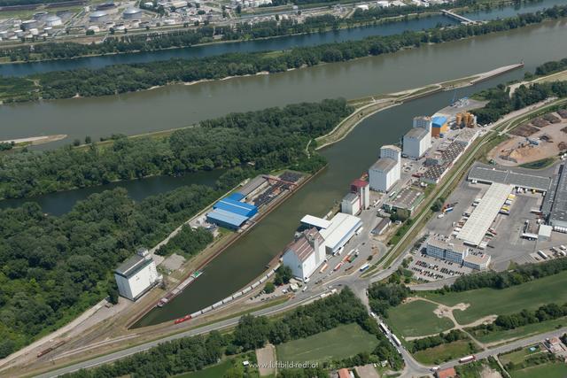 Der Alberner Hafen am Donauufer ist ein großer Warenumschlagplatz in Simmering.