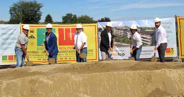 Bernhard Stiegler (EW-Bau, Prokurist und Leitung Hochbau), Vizebürgermeister Gerald Klement, Bürgermeister Johann Kirchberger, EW-Bau-Geschäftsführer Alexander Köbrunner, Stefan Grafinger und Christoph Wienerroither (beide EW-Bau). | Foto: Cserkits